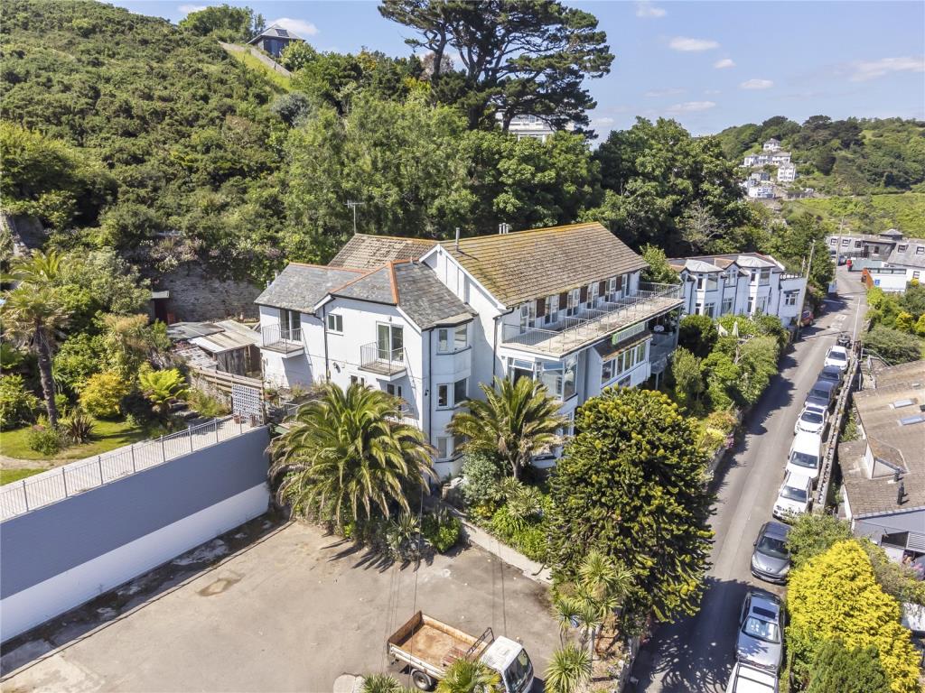 Lot: 80 - FORMER HOTEL WITH EXTENSIVE SEA VIEWS AND PLANNING FOR CONVERSION INTO FOUR HOUSES - Aerial photo of property